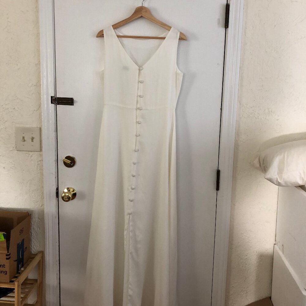 NWT Simple Bridal or Ivory Dress With Covered Buttons